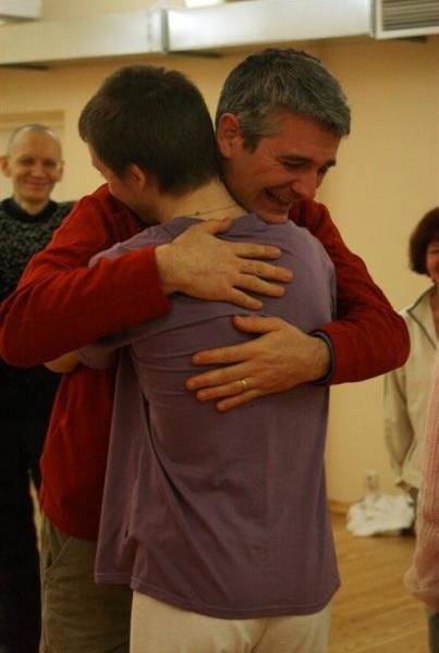 Yoga de la risa para celebrar el día de la felicidad