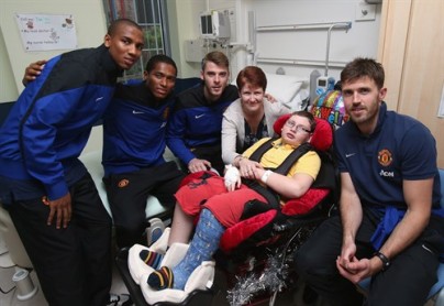 Antonio Valencia y otros jugadores del Manchester United regalaron sonrisas