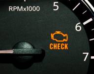 Control de luz de advertencia de mal funcionamiento del motor en el tablero del automóvil.