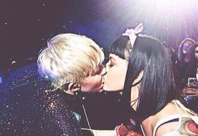 VIDEO: Miley Cyrus besa en la boca a Katy Perry