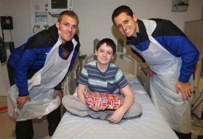 Antonio Valencia y otros jugadores del Manchester United regalaron sonrisas