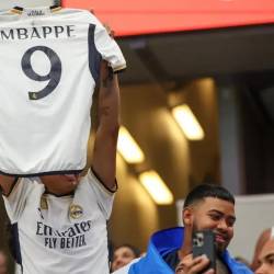 Camisetas del Real Madrid con el nombre de Mbappé.