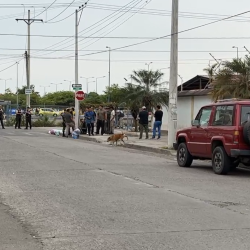 Imagen de policías y ciudadanos reunidos tras hallar una cabeza humana en las inmediaciones de la cárcel de Machala.