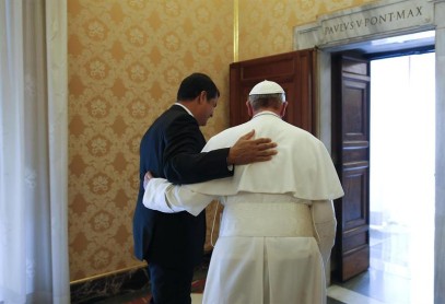 El Papa saludó con un fuerte abrazo a Correa