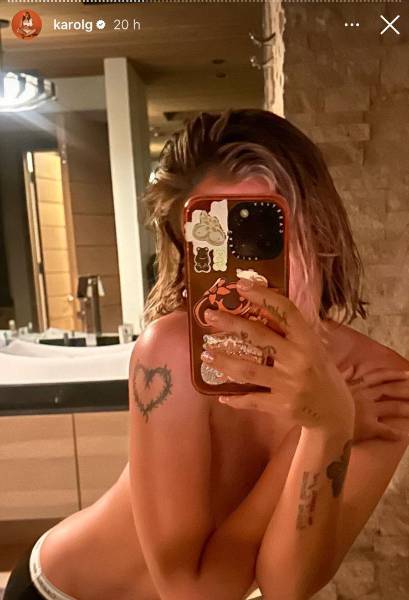 Karol G en el espejo, con su nuevo corte.