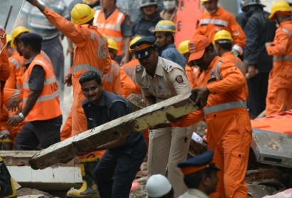 33 muertos y decenas de desaparecidos tras derrumbe de edificio en Bombay
