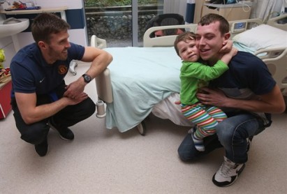 Antonio Valencia y otros jugadores del Manchester United regalaron sonrisas
