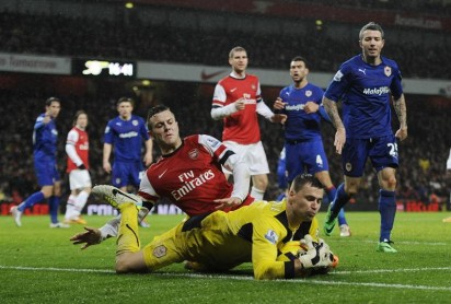 Arsenal salva el liderato con Manchester City y Chelsea al acecho