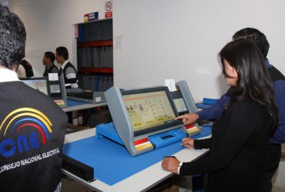 Azuay recibió más de 3.000 máquinas de voto electrónico