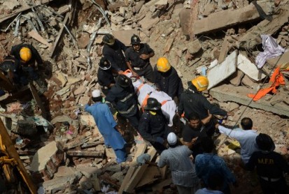 33 muertos y decenas de desaparecidos tras derrumbe de edificio en Bombay