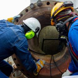 Técnicos revisan la Unidad de Craqueo Catalítico Fluidizado (FCC) de la Refinería Esmeraldas.