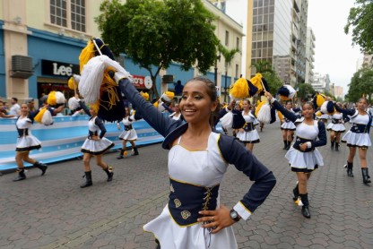 Miles de estudiantes desfilan por el corazón de Guayaquil