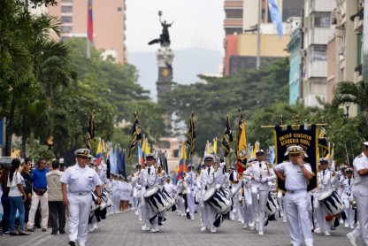 Miles de estudiantes desfilan por el corazón de Guayaquil