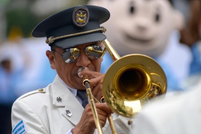 Miles de estudiantes desfilan por el corazón de Guayaquil
