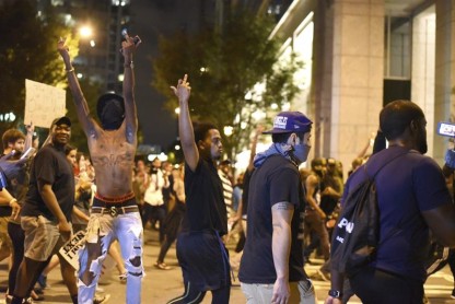 Toque de queda en Charlotte tras la tercera noche de protestas