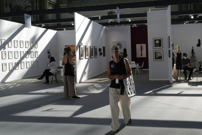 Feria de arte en París sigue adelante pese a la pandemia