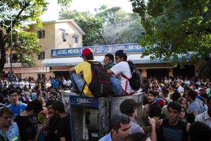 Estudiantes venezolanos siguen en las calles por la liberación de detenidos