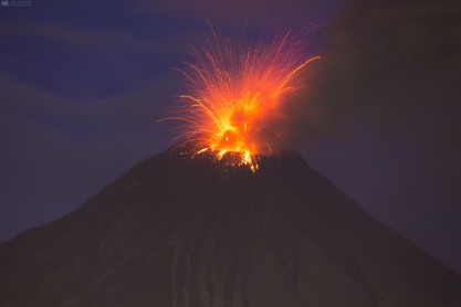 Volcán Tungurahua en alerta naranja ante continuas explosiones