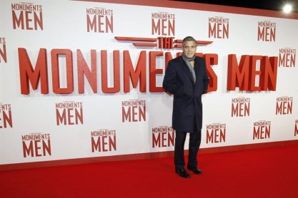 Critican foto con &quot;La última cena&quot; de George Clooney y sus dirigidos