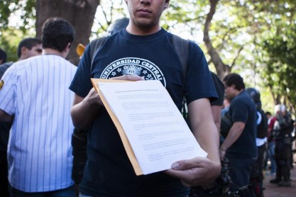 Estudiantes venezolanos siguen en las calles por la liberación de detenidos