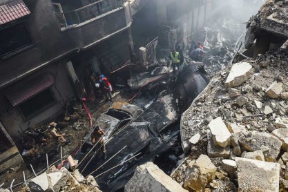 Así quedó la zona residencial donde se estrelló el avión en Pakistán