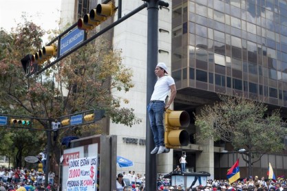 López se entrega a la Guardia Nacional Venezolana