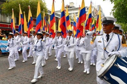 Miles de estudiantes desfilan por el corazón de Guayaquil