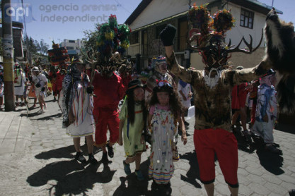 Alegre &#039;Diablada Pillareña&#039; da bienvenida a 2016