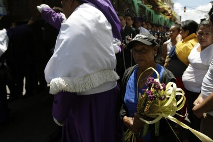 Católicos asisten al Domingo de Ramos, que marca el inició de la Semana Santa