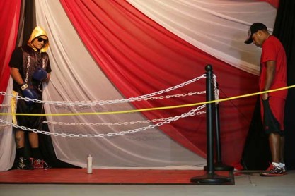 Velan cuerpo de un boxeador sobre un ring