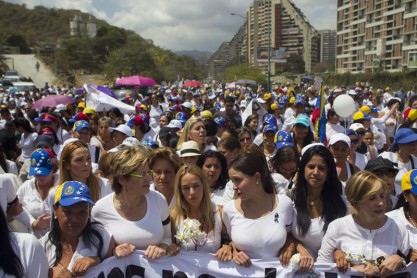Mujeres de Venezuela marchan por la paz