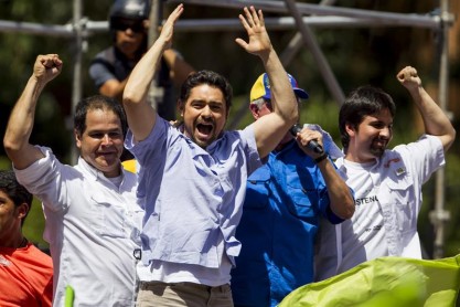 Opositores y simpatizantes venezolanos marcharon de forma dividida en Caracas