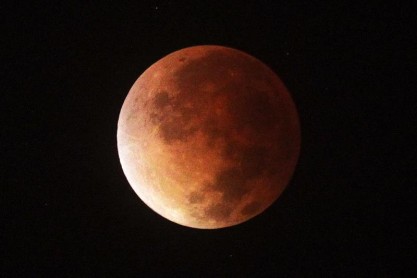 Así se vio el paso del eclipse lunar por América y Europa