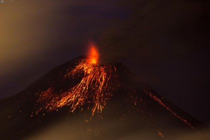Volcán Tungurahua en alerta naranja ante continuas explosiones