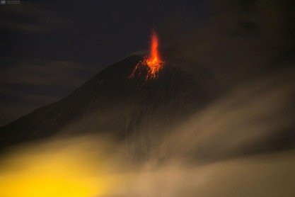 Volcán Tungurahua en alerta naranja ante continuas explosiones