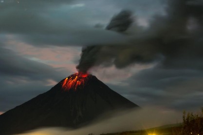 Volcán Tungurahua en alerta naranja ante continuas explosiones