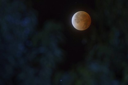 Así se vio el paso del eclipse lunar por América y Europa