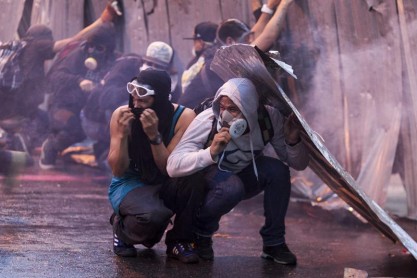 Maduro insiste en su llamada al diálogo y oposición convoca a nuevas marchas