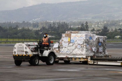 Ecuador recibe primer lote de vacunas de AstraZeneca