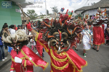Alegre &#039;Diablada Pillareña&#039; da bienvenida a 2016
