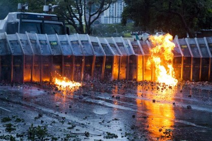 Maduro insiste en su llamada al diálogo y oposición convoca a nuevas marchas