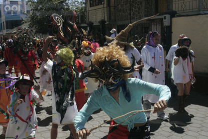 Alegre &#039;Diablada Pillareña&#039; da bienvenida a 2016