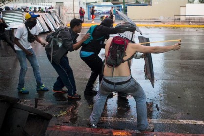 Maduro insiste en su llamada al diálogo y oposición convoca a nuevas marchas