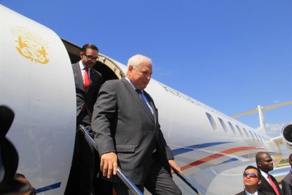 Presidente Panamá contesta en Twitter a Maduro que él no actúa por presiones