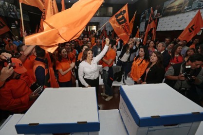 Izquierda Democrática entrega 300 mil firmas para calificar como partido