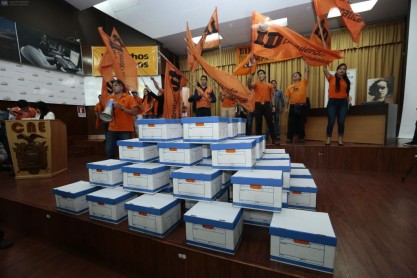 Izquierda Democrática entrega 300 mil firmas para calificar como partido