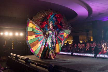 Daniela Cepeda destacó con traje típico en el Miss Universo