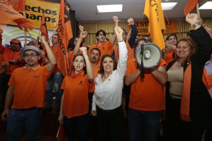 Izquierda Democrática entrega 300 mil firmas para calificar como partido