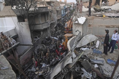 Así quedó la zona residencial donde se estrelló el avión en Pakistán