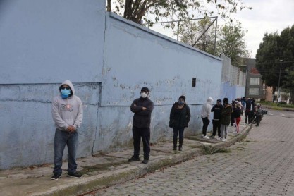 Largas filas en Quito para someterse a pruebas de COVID